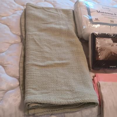 TWIN SIZE BLANKET, MATTRESS COVER & SHEET SET