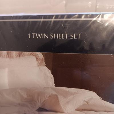 TWIN SIZE BLANKET, MATTRESS COVER & SHEET SET