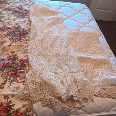 2 LINED CURTAIN PANELS AND 2 LACEY SHEERS