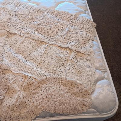 LARGE RECTANGLE LACEY TABLECLOTH AND SEVERAL DOILIES
