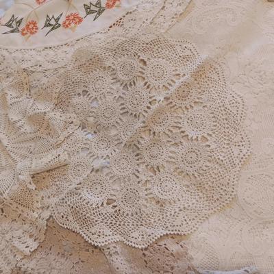 LARGE RECTANGLE LACEY TABLECLOTH AND SEVERAL DOILIES