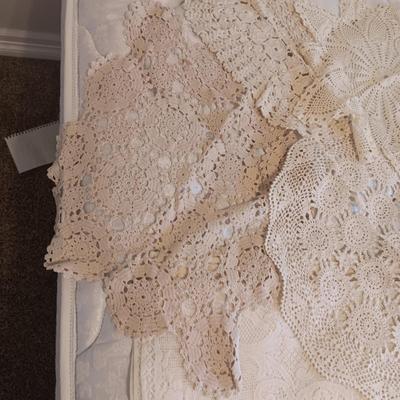 LARGE RECTANGLE LACEY TABLECLOTH AND SEVERAL DOILIES