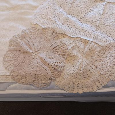 LARGE RECTANGLE LACEY TABLECLOTH AND SEVERAL DOILIES