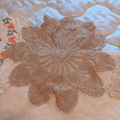 LARGE RECTANGLE LACEY TABLECLOTH AND SEVERAL DOILIES