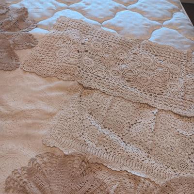 LARGE RECTANGLE LACEY TABLECLOTH AND SEVERAL DOILIES