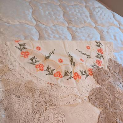 LARGE RECTANGLE LACEY TABLECLOTH AND SEVERAL DOILIES