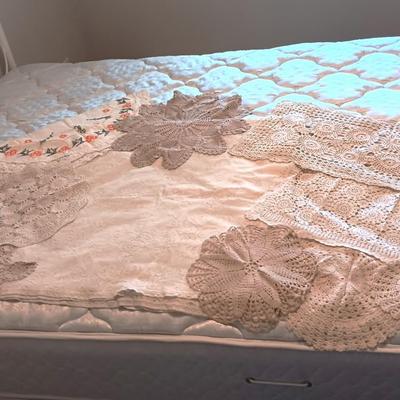 LARGE RECTANGLE LACEY TABLECLOTH AND SEVERAL DOILIES