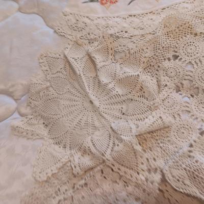 LARGE RECTANGLE LACEY TABLECLOTH AND SEVERAL DOILIES