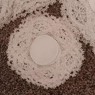 4 PILLOWS, 2 THROW PILLOW COVERS AND DOILIES