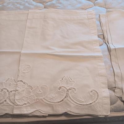 4 PILLOWS, 2 THROW PILLOW COVERS AND DOILIES