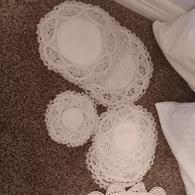 4 PILLOWS, 2 THROW PILLOW COVERS AND DOILIES