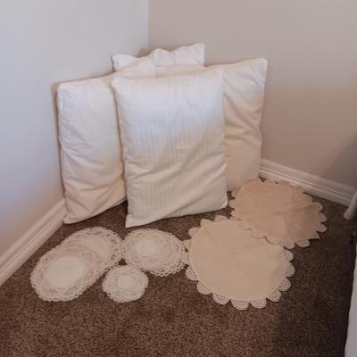 4 PILLOWS, 2 THROW PILLOW COVERS AND DOILIES