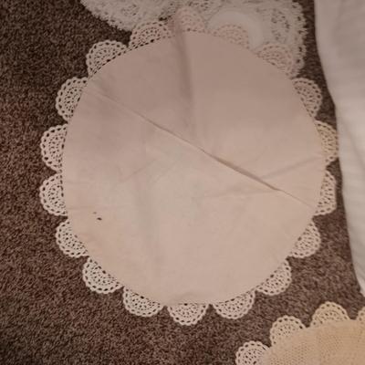 4 PILLOWS, 2 THROW PILLOW COVERS AND DOILIES