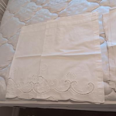 4 PILLOWS, 2 THROW PILLOW COVERS AND DOILIES
