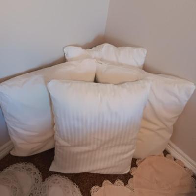 4 PILLOWS, 2 THROW PILLOW COVERS AND DOILIES