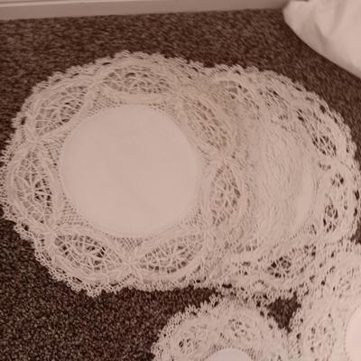 4 PILLOWS, 2 THROW PILLOW COVERS AND DOILIES