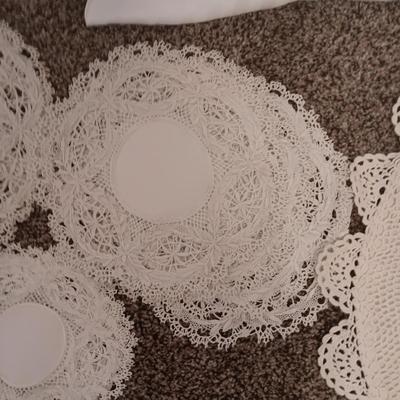 4 PILLOWS, 2 THROW PILLOW COVERS AND DOILIES