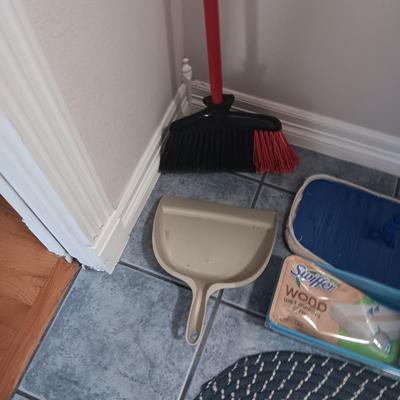 SMALL IRONING BOARD AND IRON, FLOOR CARE