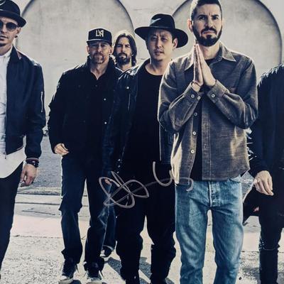 Chester Bennington Signed Linkin Park Photo. GFA Authenticated