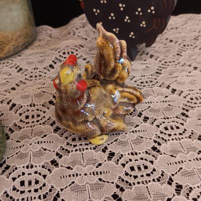 VINTAGE CANNING JAR LAMP BASE AND DECORATIVE ROOSTERS