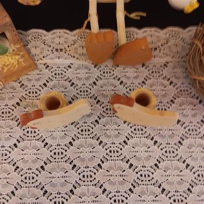 A VARIETY OF HEN AND ROOSTER DECOR