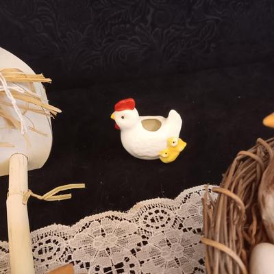 A VARIETY OF HEN AND ROOSTER DECOR