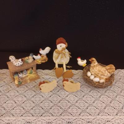 A VARIETY OF HEN AND ROOSTER DECOR