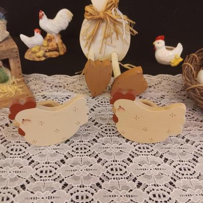 A VARIETY OF HEN AND ROOSTER DECOR
