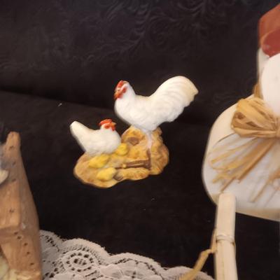 A VARIETY OF HEN AND ROOSTER DECOR