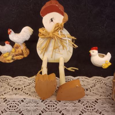 A VARIETY OF HEN AND ROOSTER DECOR