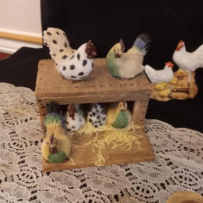 A VARIETY OF HEN AND ROOSTER DECOR