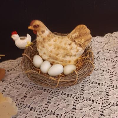 A VARIETY OF HEN AND ROOSTER DECOR