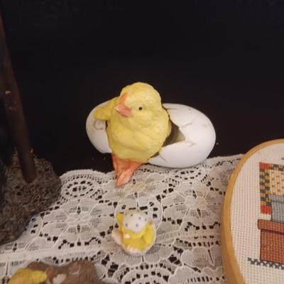 BABY CHICKS AND CHICKEN DECOR