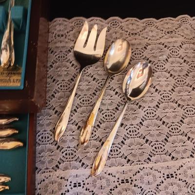 ROGERS BROS "SPRINGTIME" SILVER PLATE FLATWARE 16 PLACE SETTING W/SERVING PIECES