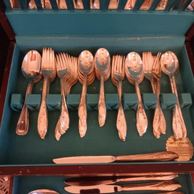 ROGERS BROS "SPRINGTIME" SILVER PLATE FLATWARE 16 PLACE SETTING W/SERVING PIECES