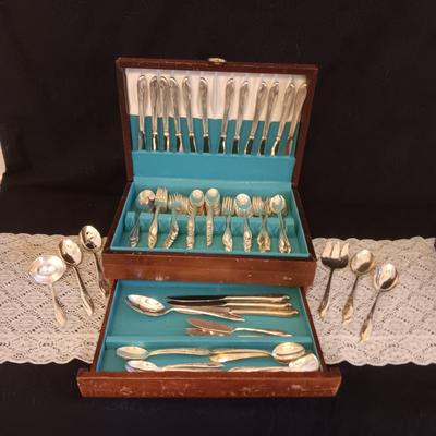 ROGERS BROS "SPRINGTIME" SILVER PLATE FLATWARE 16 PLACE SETTING W/SERVING PIECES