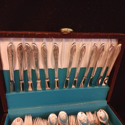 ROGERS BROS "SPRINGTIME" SILVER PLATE FLATWARE 16 PLACE SETTING W/SERVING PIECES