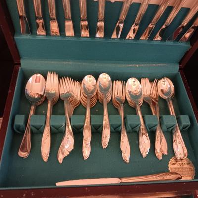 ROGERS BROS "SPRINGTIME" SILVER PLATE FLATWARE 16 PLACE SETTING W/SERVING PIECES