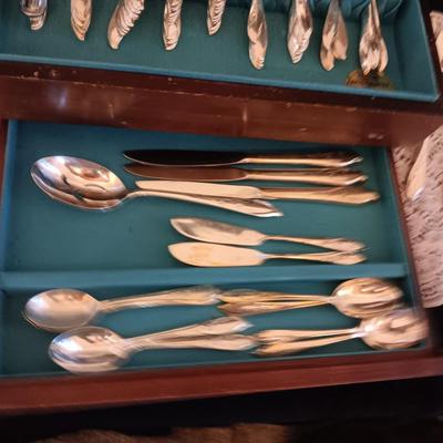 ROGERS BROS "SPRINGTIME" SILVER PLATE FLATWARE 16 PLACE SETTING W/SERVING PIECES