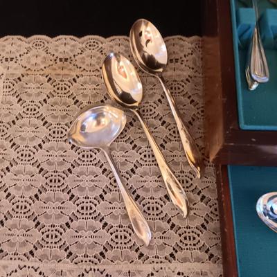 ROGERS BROS "SPRINGTIME" SILVER PLATE FLATWARE 16 PLACE SETTING W/SERVING PIECES