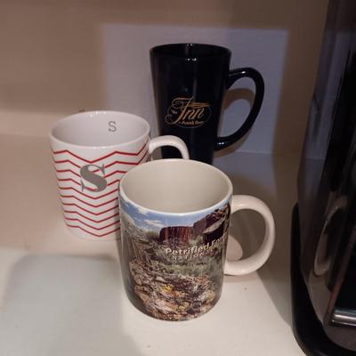 PROGRAMMABLE COFFEE MAKER AND MUGS