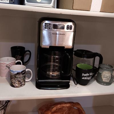 PROGRAMMABLE COFFEE MAKER AND MUGS