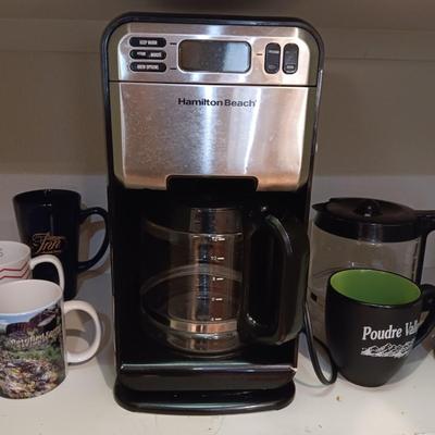 PROGRAMMABLE COFFEE MAKER AND MUGS