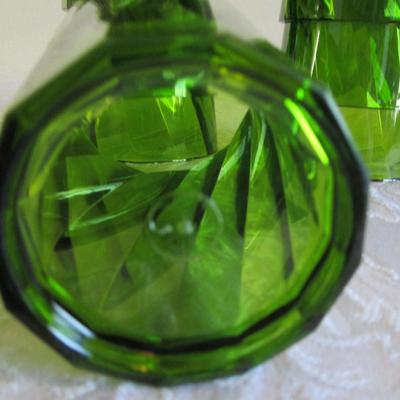 8 green plastic tumblers
