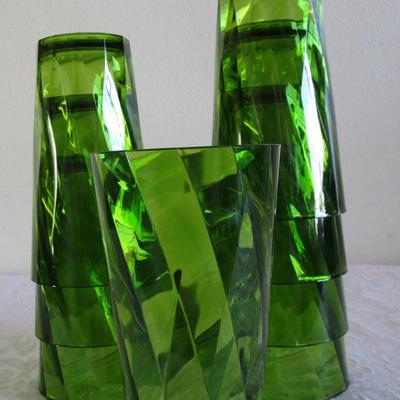 8 green plastic tumblers