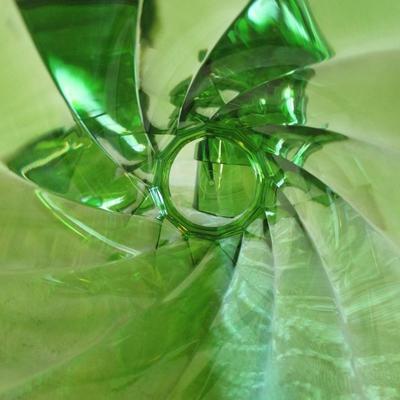 8 green plastic tumblers