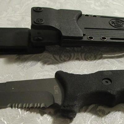 Smith & Wesson Model #SW7S fixed blade, serated knife