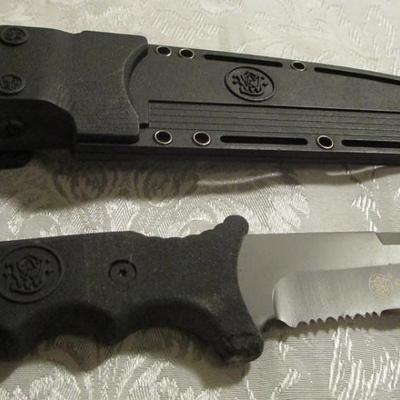 Smith & Wesson Model #SW7S fixed blade, serated knife