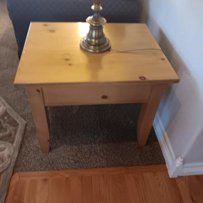 BROYHILL KNOTTY PINE END TABLE W/1 DRAWER PLUS BRASS BASE LAMP