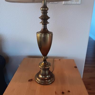 BROYHILL KNOTTY PINE END TABLE W/1 DRAWER PLUS BRASS BASE LAMP